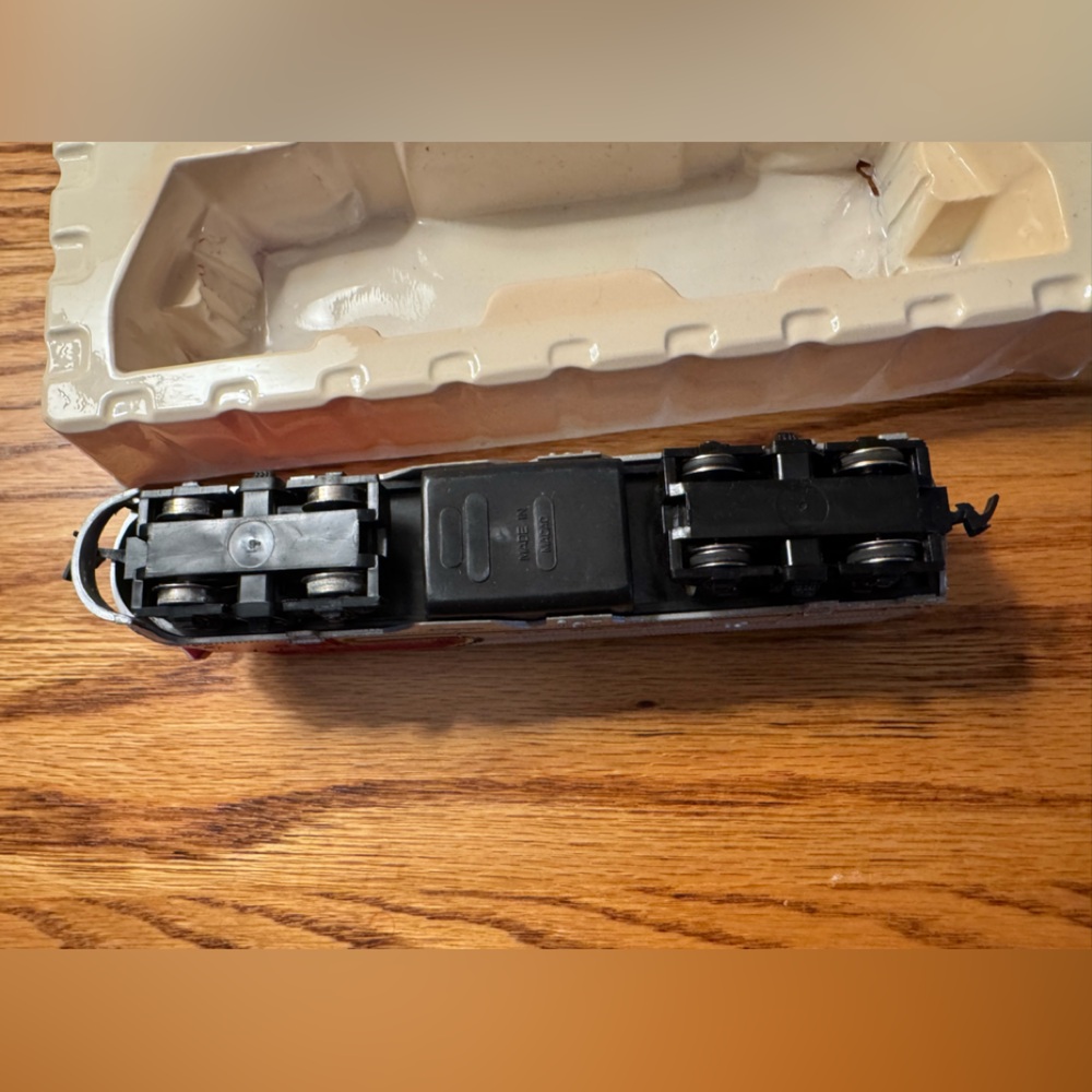Model Power Santa Fe Toy Train Locomotive HO Scale Model Train In Box Display. - Picture 12 of 14